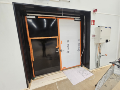 Raahen liikuntahalli: oven pellitys.