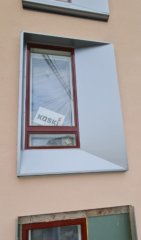 Kerrostalon ikkunanpielten pellitys.