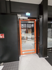 Raahen liikuntahalli: eteisen pellitys.