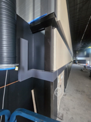 Raahen liikuntahalli: mustat ja tummanharmaat koteloinnit.