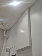 Raahen liikuntahalli: sähköhyllyjen peltikotelointi.