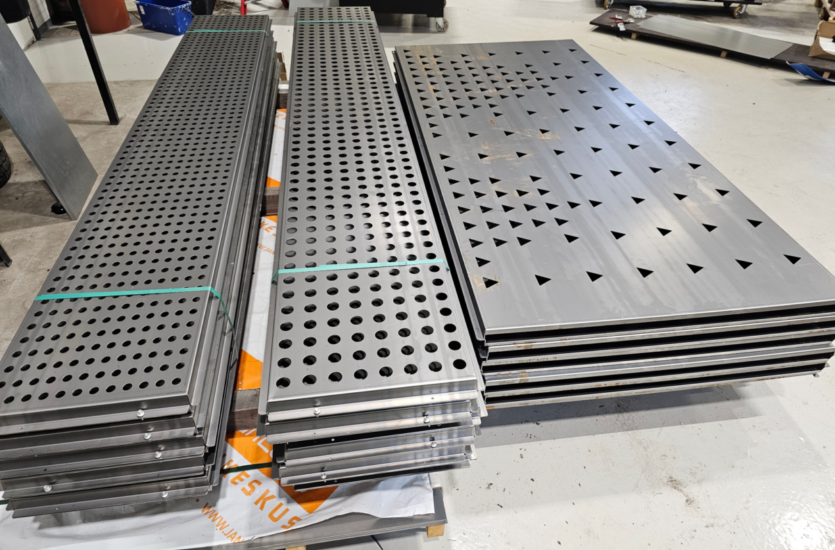 Särmärillä valmistettuja Corten-peltikasetteja.